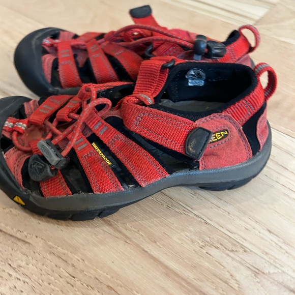 Keens youth size 12 - Picture 3 of 6